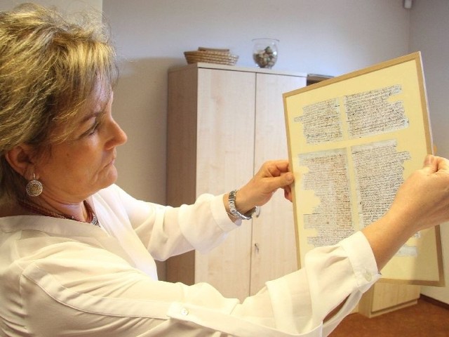 Bożena Piasecka prezentuje kopię Kazań Świętokrzyskich, którą zamówiła Wojewódzka Biblioteka Publiczna w Kielcach.
