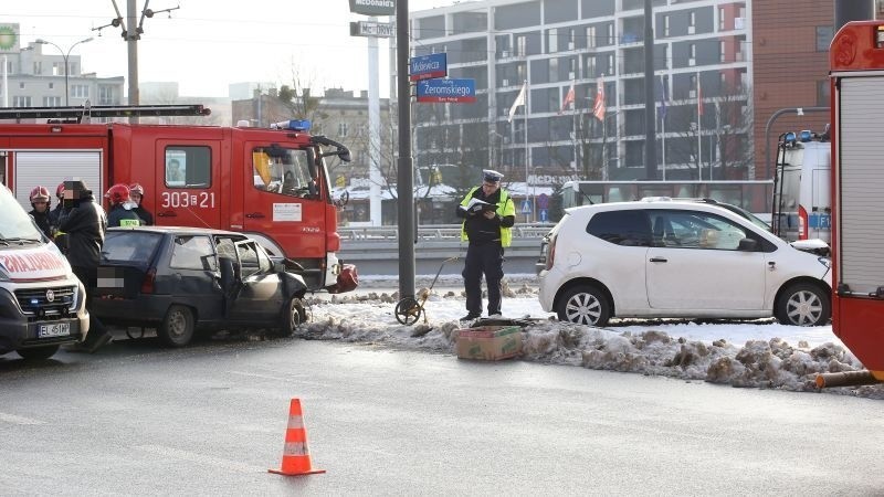 Wypadek przed szpitalem im. WAM. W zderzeniu samochodów ucierpiały dwie osoby [zdjęcia]