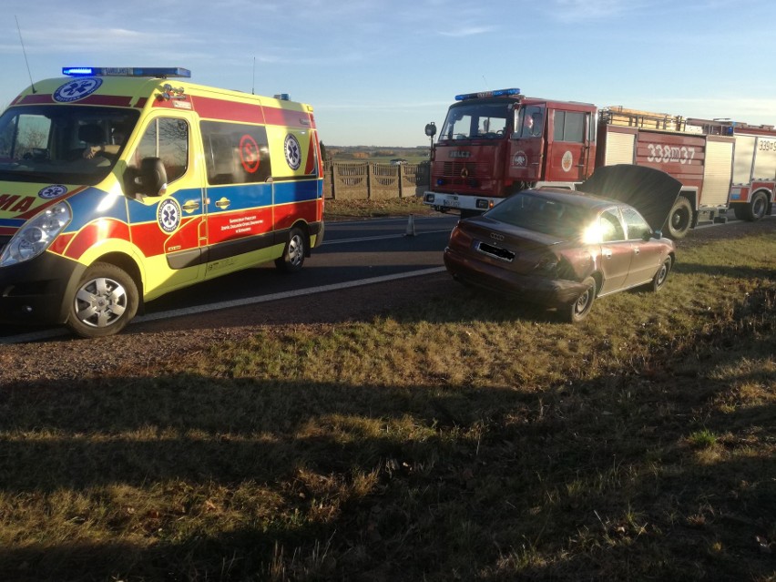 Po zderzeniu samochody wylądowały na poboczu drogi.