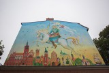 Nowy mural przy ulicy Starzyńskiego w Słupsku. A na nim autor na białym koniu, niczym św. Jerzy nad słupskimi zabytkami