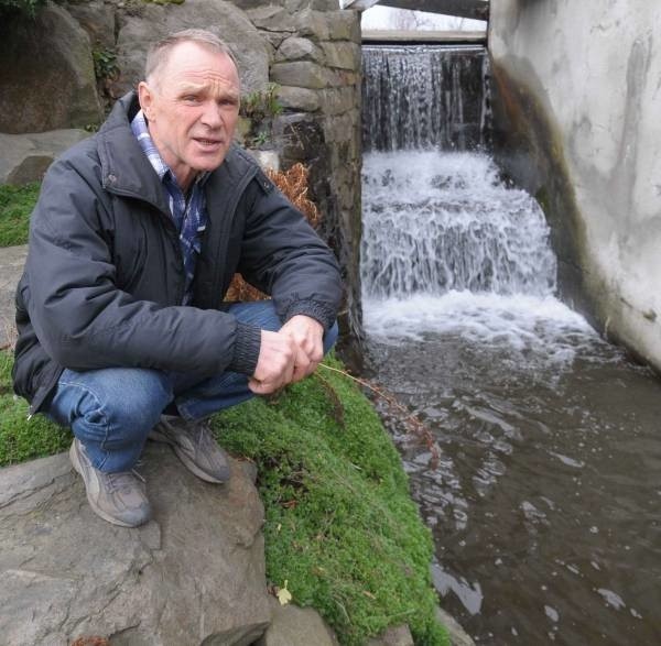 Władysław Brzozowski przeprowadził się do Bliszczyc i na stałe zamieszkał w starym młynie nad turbiną. Jego elektrownia jest mała, ale zapewnia stałe dochody.