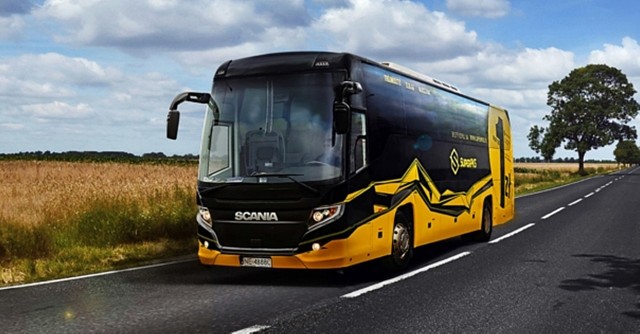 Scania Touring w barwach SuperPKS. Takimi autobusowami wozi teraz pasażerów z Ustki do Kudowy PKS Bytów.