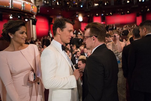 Camila Alves, Matthew McConaughey i Bono na gali Oscarów 2014. (fot. Richard Harbaugh / ©A.M.P.A.S.)AMPAS