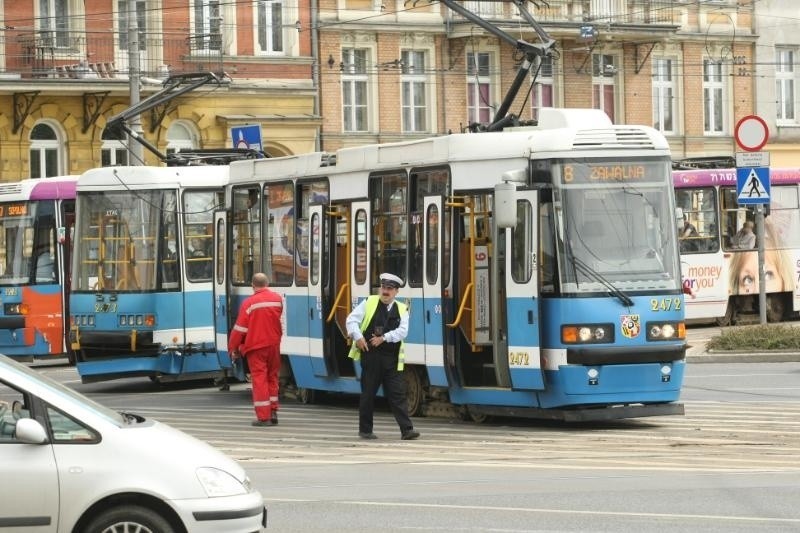 Dwa tramwaje wykoleiły się na pl. Bema, 15.04.2014