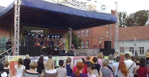 Na Rybim Rynku trwa koncert grupy Poluzjanci.