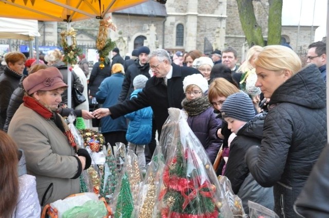 Niedzielny jarmark w szydłowieckim Rynku Wielkim cieszył się sporym zainteresowaniem odwiedzających mieszkańców.