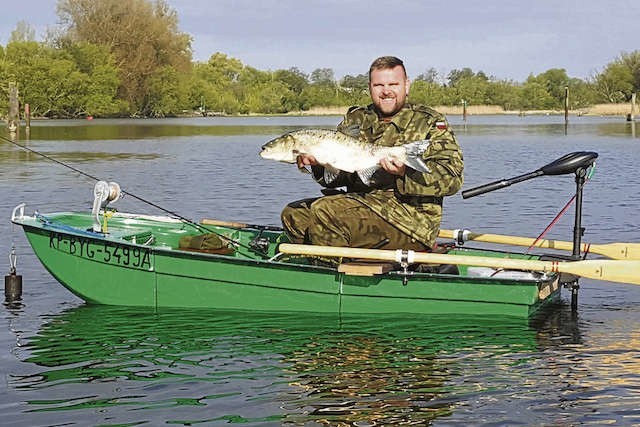 Spinningując z łodzi na rozlewisku miejskiego odcinka Brdy, Jarosław Hałas po 5-minutowym holu złowił bolenia, ważącego 5,17 kg i mierzącego 81 cm. Po pomiarach ryba wróciła do wody