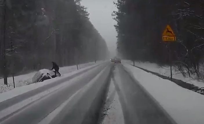 Radomskie. Atak zimy w regionie. Raport drogowy z powiatów. Wypadki, stłuczki i kolizje, drogi zasypane śniegiem (wideo, zdjęcia)