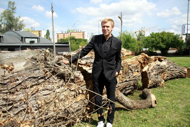 Poznaliśmy nazwisko artysty, który zmieni pień baobabu w rzeźbę. To Mirosław Bałka, wybitny rzeźbiarz i jeden z najbardziej znanych na świecie polskich artystów współczesnych.