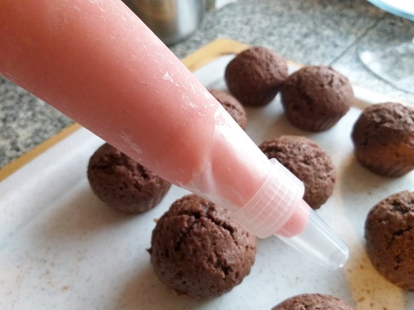 Udekoruj muffinki kremem wyciskanym z rękawa cukierniczego...