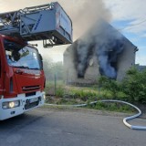 Pożar domu pod Legnicą. Jedna osoba ranna, 11 jednostek straży pożarnej na miejscu 