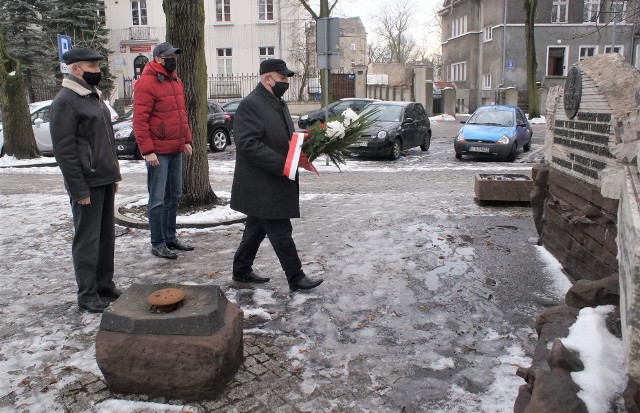 Przedstawiciele lewicy złożyli w południe, 21 stycznia, kwiaty pod Pomnikiem Obrońców Inowrocławia. Okazją była 76. rocznica wyzwolenia miasta spod okupacji hitlerowskiej
