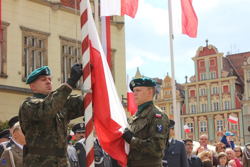 Obchody Dnia Flagi na wrocławskim Rynku (FILM, ZDJĘCIA)