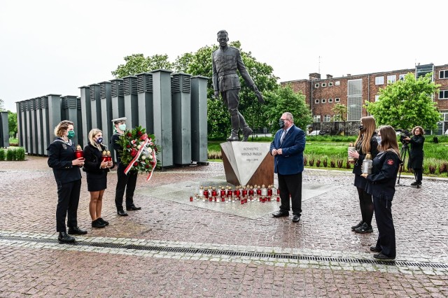 W 72. rocznicę śmierci Witolda Pileckiego 25.05.2020 r. przed pomnikiem rotmistrza odbyło się uroczyste złożenie wieńców i zniczy