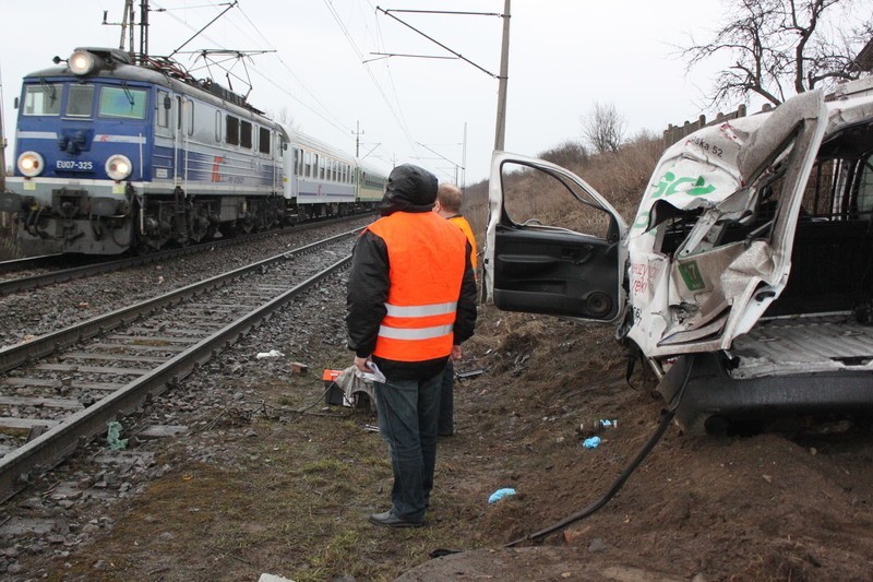 Ośno. Wypadek na przejeździe kolejowym.