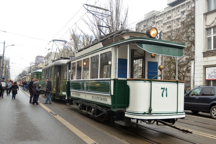 Po likwidacji linii tramwajowych MPK Łódź na Złotno, Doły, Marysin. Klepsydry na przystankach rozwiesiło Razem i pyta, czy te tramwaje wrócą