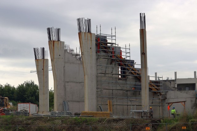 Stadion Radomskiego Centrum Sportu przy ul. Struga 63 znowu żyje. Nieśmiało można zauważyć ekipy budowlane, pracujące przy północnej trybunie. W ostatnich tygodniach było tam z reguły pusto, więc widok pracowników budowanych na pewno cieszy. Widać zalewane betonem schody przy trybunach, montaż zbrojeń. Termin oddania stadionu, gdzie swoje mecze ma rozgrywać Radomiak, to grudzień 2021. Oczywiście nie jest on realny, ale przynajmniej cieszy fakt, że coś się dzieje. ZOBACZ NAJNOWSZE ZDJĘCIA Z BUDOWY ====>>>