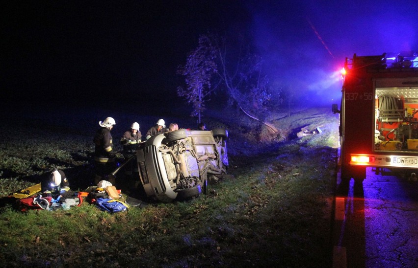 Wypadek pod Wrocławiem. Aby wydobyć kierowcę, strażacy rozcinali samochód