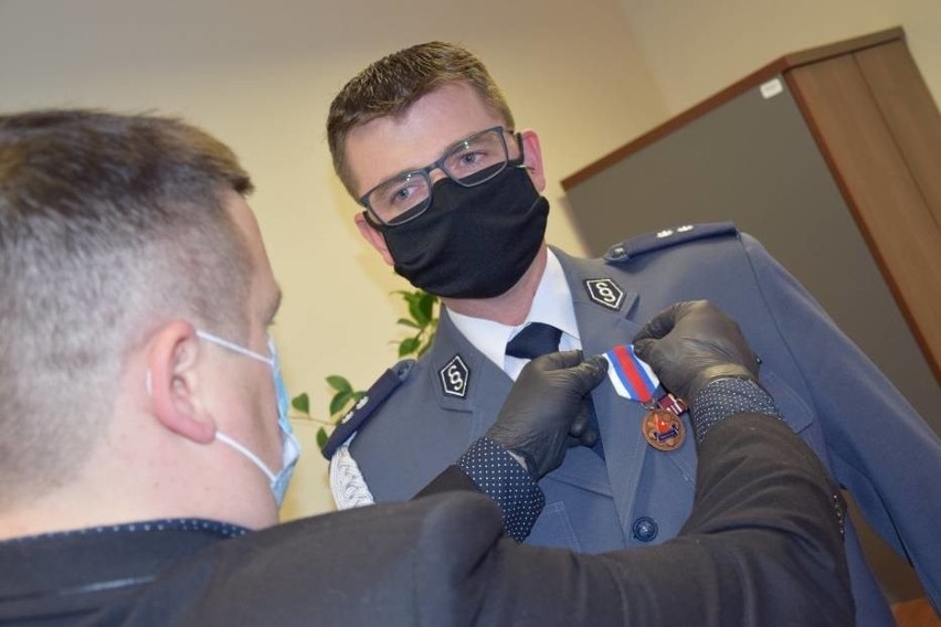Komendant policji z Kosakowa oddał prawie 25 litrów krwi! Podkom. Marcin Wittbrodt został wyróżniony za swoją postawę