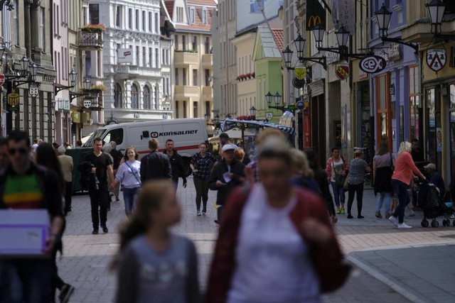 9) kierujących pojazdami organizacji pozarządowych działających w obszarze polityki społecznej lub zdrowotnej, korzystających z pojazdów służbowych lub prywatnych w czasie realizacji czynności statutowych tych instytucji i organizacji na terenie SPP – nie więcej niż jedno uprawnienie na organizację;Zobacz także: Z "Nowościami" u marszałka [RELACJA, ZDJĘCIA]NowosciTorun