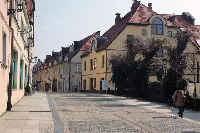 W rankingu Wrocław oczywiście się znalazł i choć w zestawieniu miast wojewódzkich wypada świetnie to przy niektórych dolnośląskich samorządach to jedynie ubogi krewny. Kliknij w zdjęcie i poznaj najbogatsze miejscowości na Dolnym Śląsku.