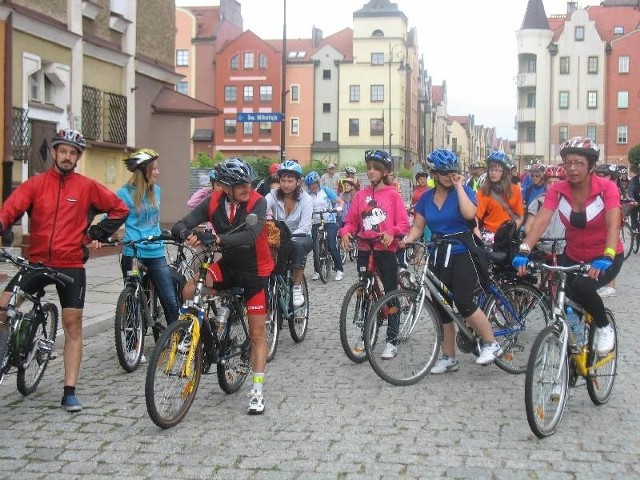 Rajdy organizowane przez stowarzyszenie "Nie ruszaj bez kasku&#8221; za każdym razem przyciągają wielu miłośników rowerów. 