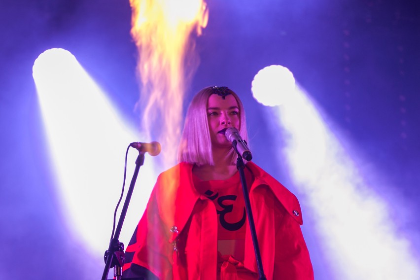 Sylwester 2017 Kraków. Gwiazdy roztańczyły Rynek Główny. Na scenie Kasia Moś, Natalia Nykiel i Bovska [ZDJĘCIA]