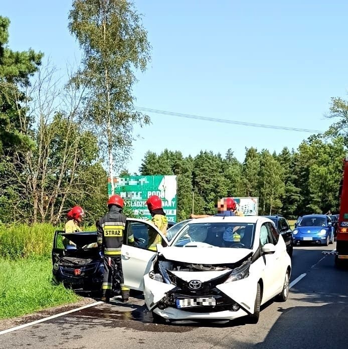 Wypadek w Szczytnie. Na ul. Ostrołęckiej kierowca nie ustąpił pierwszeństwa przejazdu. Dwie osoby trafiły do szpitala. 7.08.2021