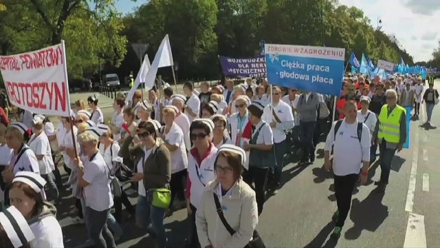 Tysiące pielęgniarek przed Sejmem. Domagają się podwyżek