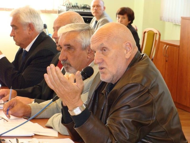 Radny Tadeusz Kosmatka zaznaczył, że jest rozczarowany prawnikami, którzy rozciągają przepisy, jak gumkę od majtek.