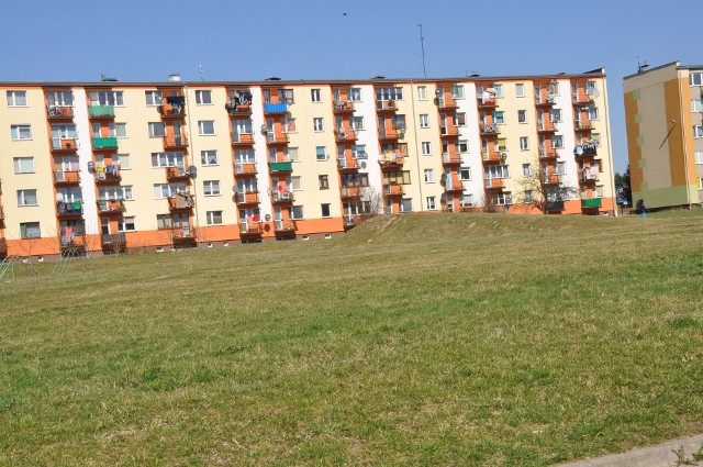 Ten teren między blokami przy Jachowskiego jest zieloną oazą dla mieszkańców. Część z nich nie chce tu kolejnego budynku.