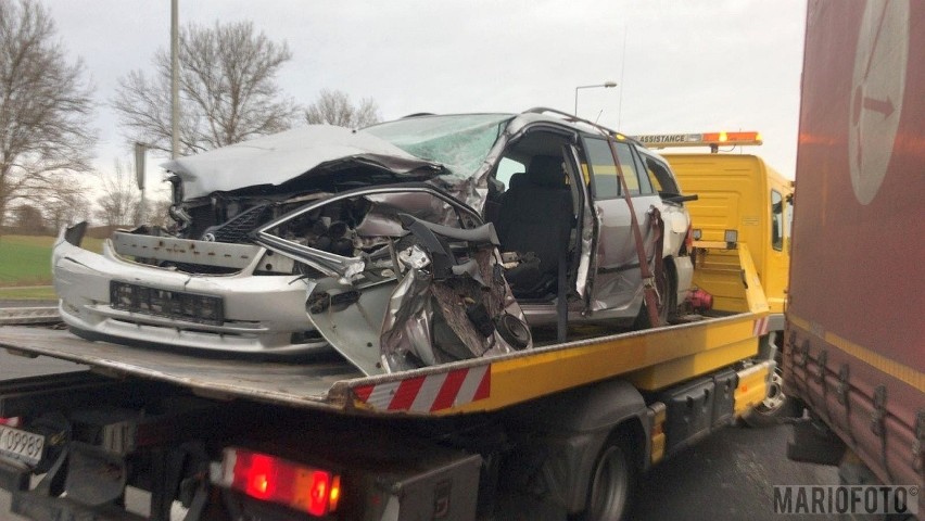 Wypadek na obwodnicy Otmuchowa. Ciężarówka zderzyła się z osobową toyotą