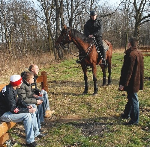 Puszczę Bukową patrolowali wczoraj policjanci na koniach. Wypytywali spacerowiczów, czy nie widzieli kogoś podejrzanego.