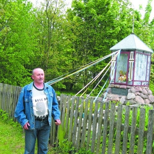 &#8211; Jedna z ocalałych kapliczek &#8211; pokazuje sołtys Chodorówki