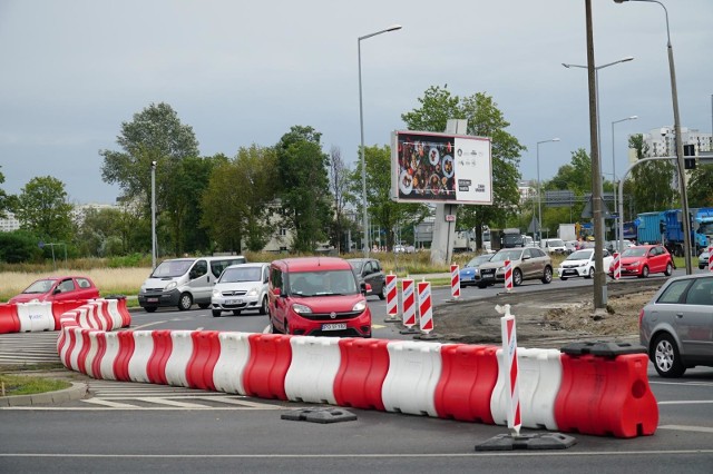 Na rondzie Rataje budowane jest wydzielone ciche torowisko tramwajowo-autobusowe, wzdłuż ulic Krzywoustego (od ul. Serafitek do ronda Rataje), Jana Pawła II (od ul. Kórnickiej do ronda) i Ludwika Zamenhofa (od ul. Piłsudskiego do ronda), zmieniona zostanie konstrukcja jezdni, powstaną dodatkowe pasy ruchu, wydłużone zostaną przystanki