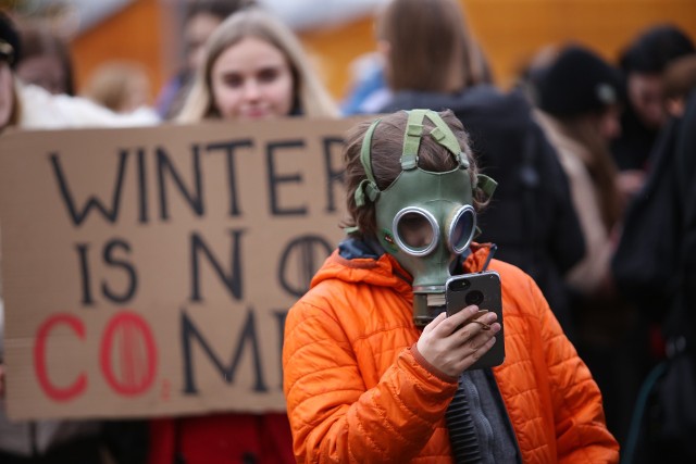 Setki młodych ludzi strajkuje dzisiaj w obronie klimatu w centrum Katowic