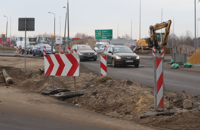 Samochody jadące od Kozienic nie wjeżdżają już na rondo, a są kierowane na jezdnię tymczasową, która prowadzi do ulicy Żółkiewskiego.