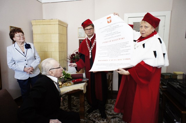 Rektor Akademii Muzycznej profesor Halina Lorkowska wręcza dyplom doktora honoris causa profesorowi Andrzejowi Koszewskiemu.