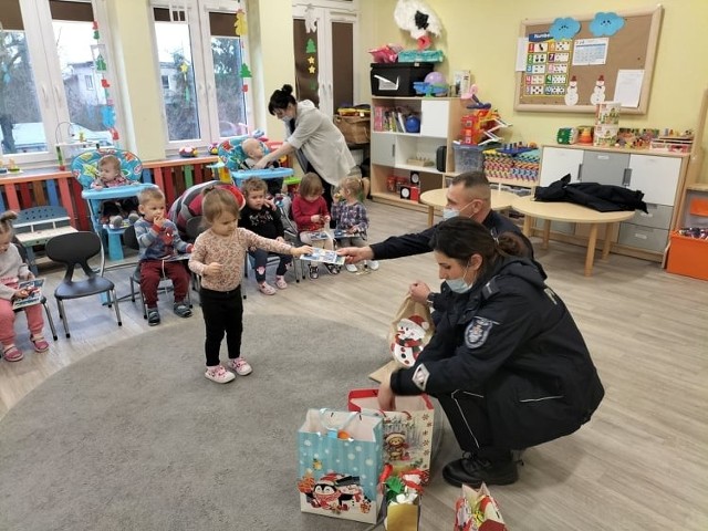 W wierzbickim żłobku policjanci spotkali się z dziećmi.