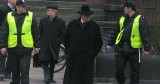Bankowcy z Namysłowa wyszli z sądu w asyście policji