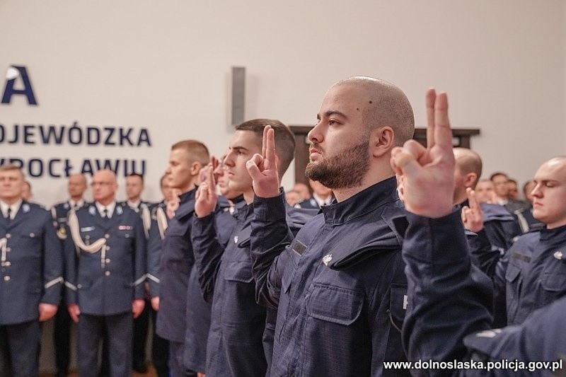Ślubowanie nowych policjantów na Dolnym Śląsku. Wśród 23...