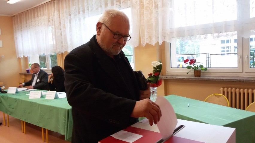 II tura wyborów w Mikołowie: W jednej z komisji czekają na odbiór... okulary. Kto zapomniał?