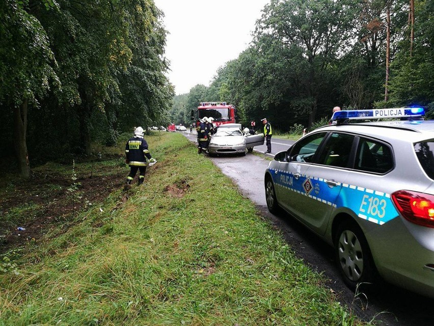 Peugeot dachował na drodze w okolicy miejscowości Mościczki...