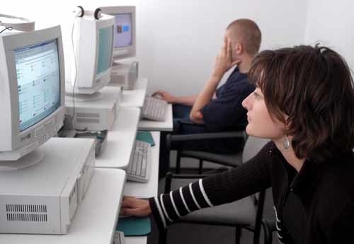 Bezrobotna młodzież chętnie przegląda zamieszczone w internecie oferty pracy w CIiPKZ przy WUP w Rzeszowie.