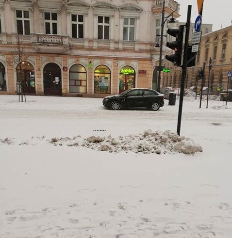 Śnieg sparaliżował Łódź! Zamknięto m.in. tunel trasy W-Z. Służby miejskie nie popisały się [FILM, zdjęcia]