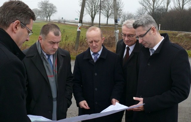 Władze wojewódzkie, powiatowe i gminne analizowały w środę koncepcję przebiegu obwodnicy Włoszczowy w okolicach wiaduktu kolejowego w Dankowie Małym.