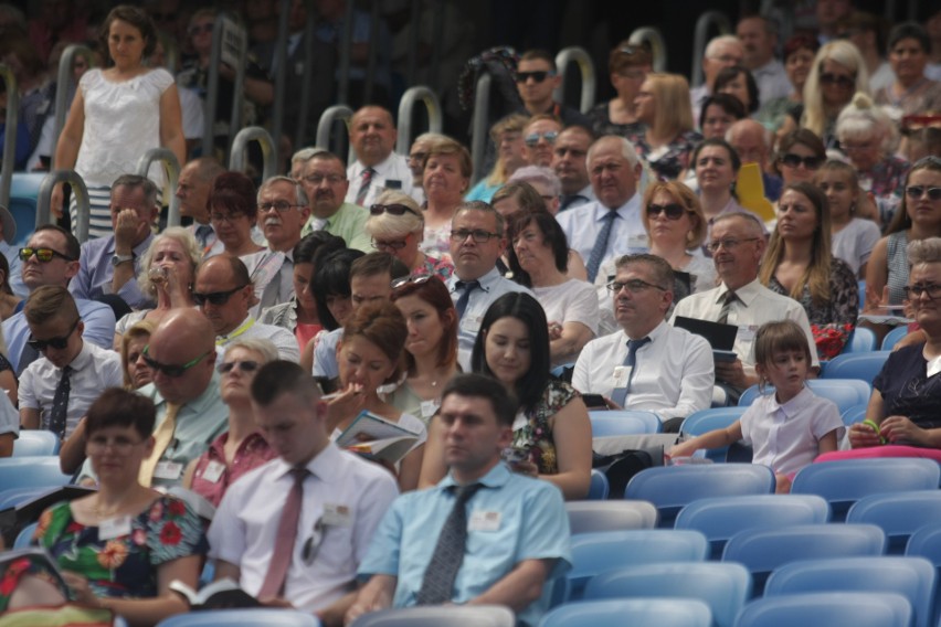 Kongres Świadków Jehowy na Stadionie Śląskim. Dzień 1. Wierni w Chorzowie przez trzy dni będą brać udział w spotkaniach ZDJĘCIA