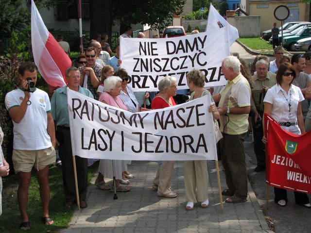 W 2007 roku odbyła się w Strzelnie blokada dróg. Po tej akcji o wysychaniu jezior zrobiło się głośno