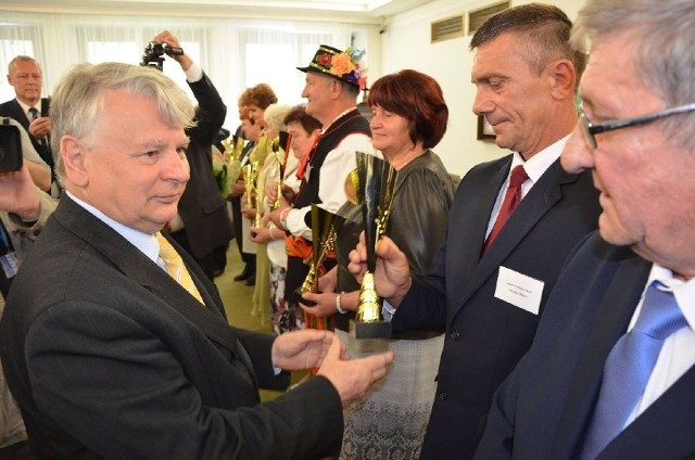 Wręczenie nagród najlepszym sołtysom odbyło się w Senacie. Statuetkę sołtysowi Januszowi Obarze wręcza marszałek Bogdan Borusewicz.