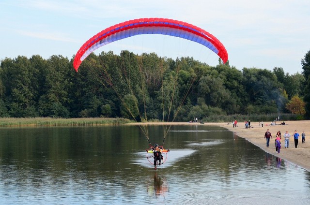 Pokazy paralotniarzy nad dąbrowskim jeziorem Pogoria III